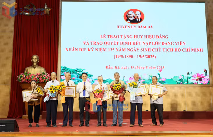 Đồng chí Nguyễn Hồng Dương, Ủy viên Ban Thường vụ, Trưởng Ban Tuyên Giáo và Dân vận Tỉnh ủy trao tặng Huy hiệu 50, 55, 60, 65 năm tuổi Đảng cho các đồng chí đảng viên.