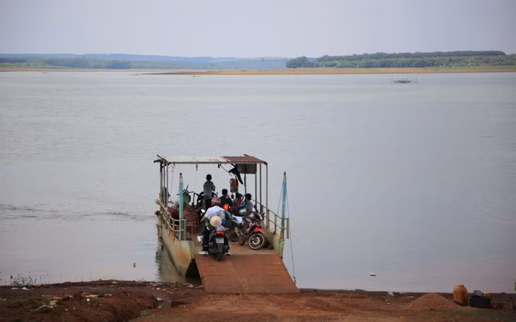 Ngoài cắm trại, du khách có thể thuê đò để đi quanh hồ, ghé các đảo nhỏ nằm rải rác. Đây là hoạt động giúp thay đổi không khí, đặc biệt nếu đi theo nhóm, có thể kết hợp chèo đò, nấu ăn và nghỉ trưa trên các điểm dừng giữa hồ. Ảnh: Nguyễn Thanh Tuấn