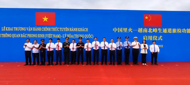 Đại biểu chính quyền hai địa phương tại Lễ vận hành chính thức tuyến hành khách xuất nhập cảnh Lối thông quan Bắc Phong Sinh (Việt Nam) - Lý Hỏa (Trung Quốc).