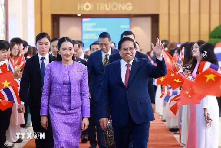 Thủ tướng Phạm Minh Chính và Thủ tướng Thái Lan Paetongtarn Shinawatra. (Ảnh: Dương Giang/TTXVN)