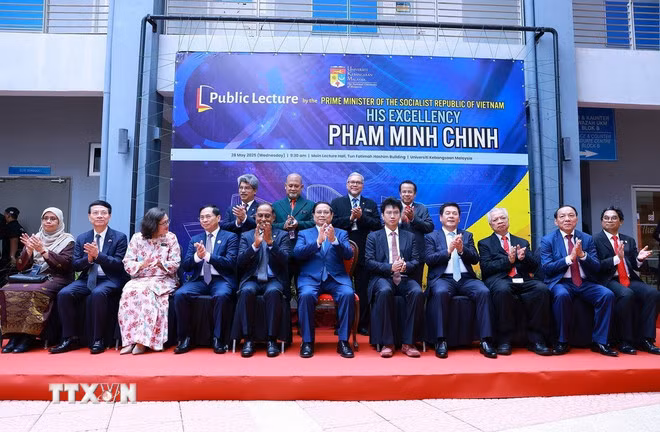 Thủ tướng Phạm Minh Chính với Ban lãnh đạo Đại học Quốc gia Malaysia. (Ảnh: Dương Giang/TTXVN)