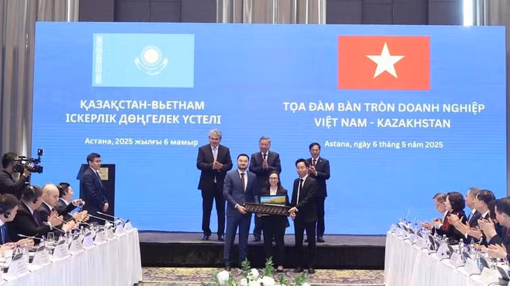 Tổng Bí thư Tô Lâm chứng kiến đại diện Công ty Mareven Food Central (Doanh nghiệp Việt Nam tại Kazakhstan) trao tặng 10 xe cứu thương cho chính quyền Kazakhstan. (Ảnh: Thống Nhất/TTXVN)