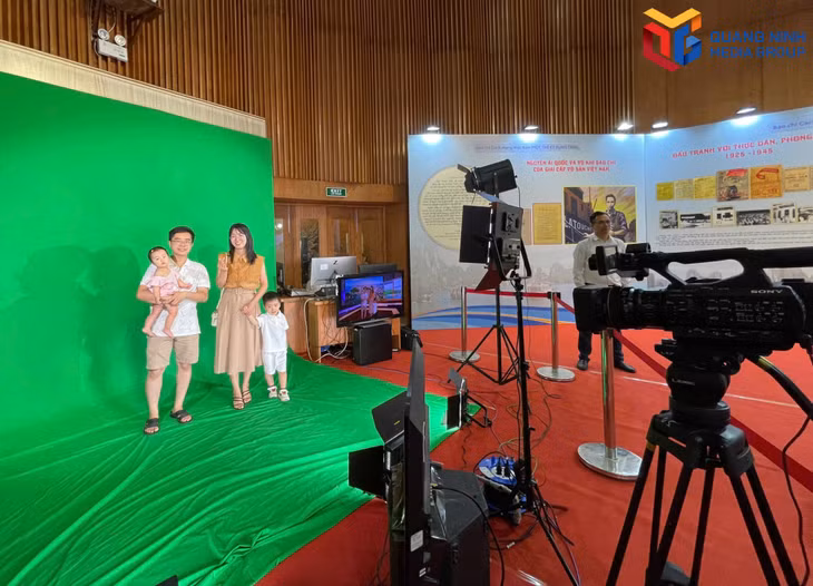 Người dân thích thú trải nghiệm cảm giác dẫn truyền hình trực tiếp. 