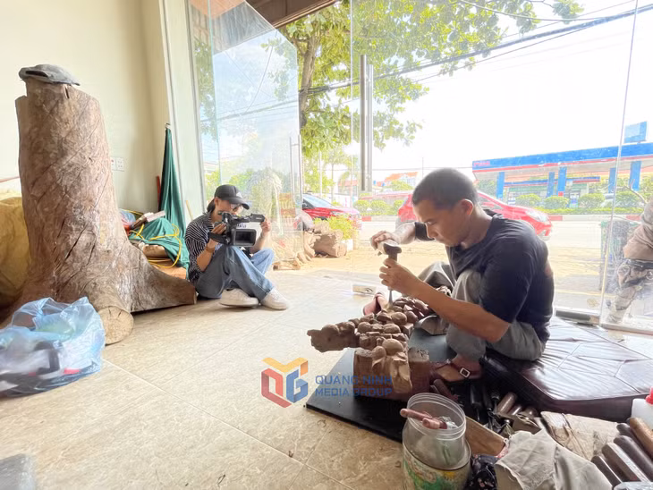 Phóng viên Trung tâm TT-VH Uông Bí tác nghiệp tại một cơ sở mộc chuyên chế tác đồ truyền thống ở địa phương.