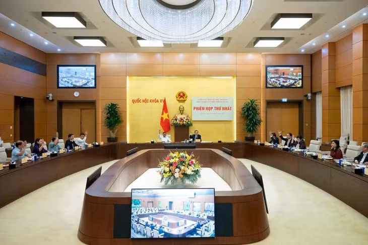 Ủy ban Dự thảo sửa đổi, bổ sung một số điều của Hiến pháp năm 2023 biểu quyết thông qua một số văn bản. (Ảnh Duy Linh)
