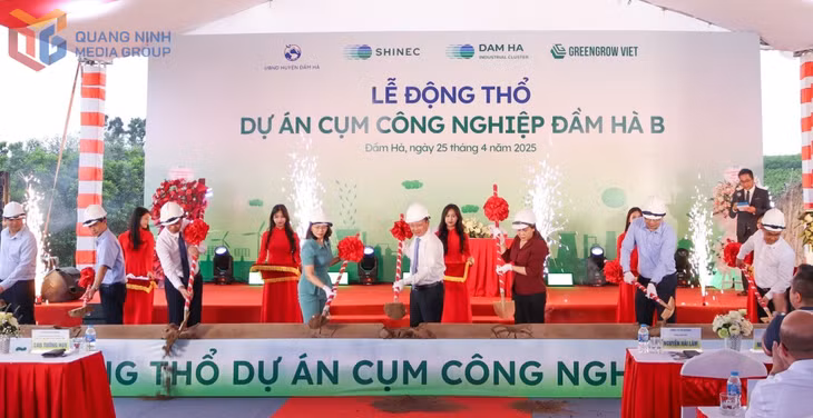 Lãnh đạo tỉnh, huyện Đầm Hà thực hiện nghi thức động thổ dự án Cụm công nghiệp Đầm Hà B, tháng 4/2025. Ảnh: Hoàng Giang