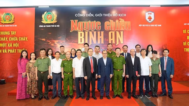 Các đại biểu tại buổi công diễn vở kịch.
