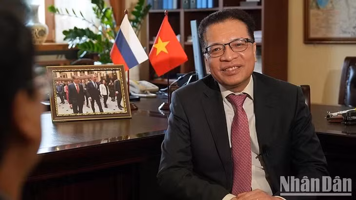 Đại sứ Việt Nam tại Liên bang Nga Đặng Minh Khôi trả lời phỏng vấn phóng viên Báo Nhân Dân thường trú tại Nga. (Ảnh: NGUYỄN HOÀNG)