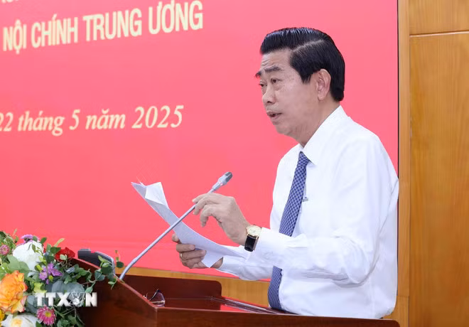 Đồng chí Võ Văn Dũng, Ủy viên Trung ương Đảng, Phó Trưởng Ban Thường trực Ban Nội chính Trung ương trình bày báo cáo tại buổi làm việc. (Ảnh: Phương Hoa/TTXVN)