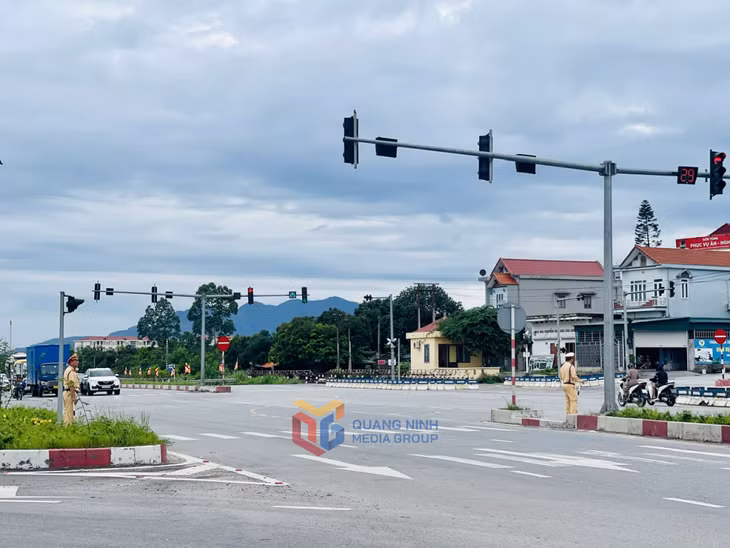 Đội CSGT đường bộ số 1 (Công an tỉnh) bố trí lực lượng tại ngã tư chùa Trình (TP Uông Bí) để phân luồng từ xa, tạo điều kiện cho các đoàn xe và người dân di chuyển thông suốt, an toàn.