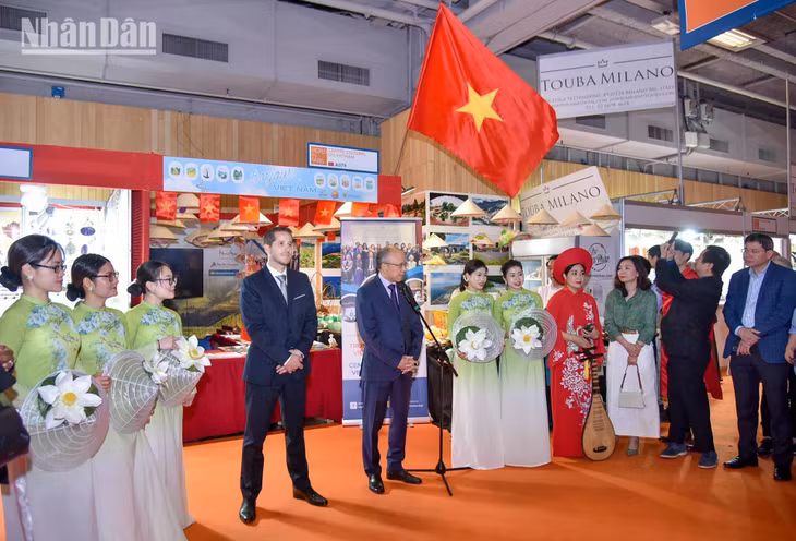 Tại đây, Việt Nam tiếp tục khẳng định vị thế quan trọng của mình với một gian hàng quy mô và mang đậm bản sắc văn hóa. Giám đốc Hội chợ quốc tế Paris 2025, ông Steven Abajoli, nhấn mạnh rằng Việt Nam chiếm một vị trí quan trọng ngay khu vực trung tâm của sự kiện.