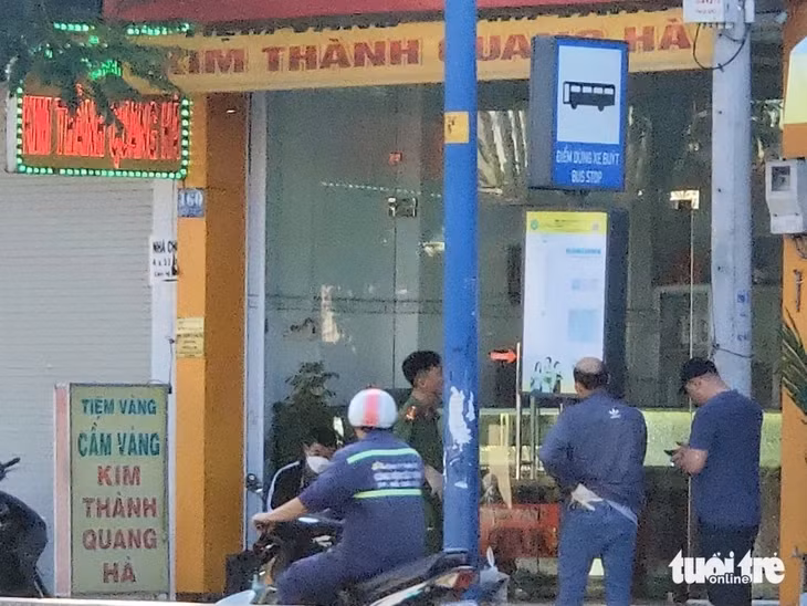 Lực lượng chức năng phong tỏa tiệm vàng, nơi xảy ra vụ cướp - Ảnh: NGỌC KHẢI