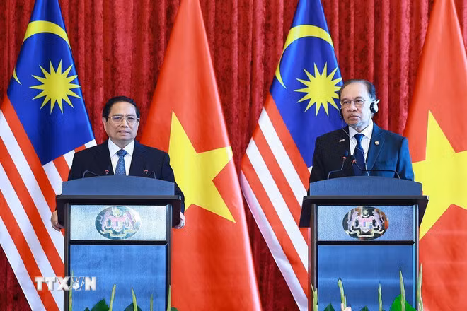 Thủ tướng Phạm Minh Chính và Thủ tướng Malaysia Anwar Ibrahim gặp báo chí hai nước. (Ảnh: Dương Giang/TTXVN)
