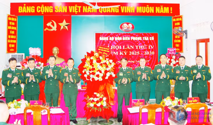Đại tá Vũ Văn Hưng, Bí thư Đảng ủy, Chính ủy BĐBP tặng hoa chúc mừng Đại hội.