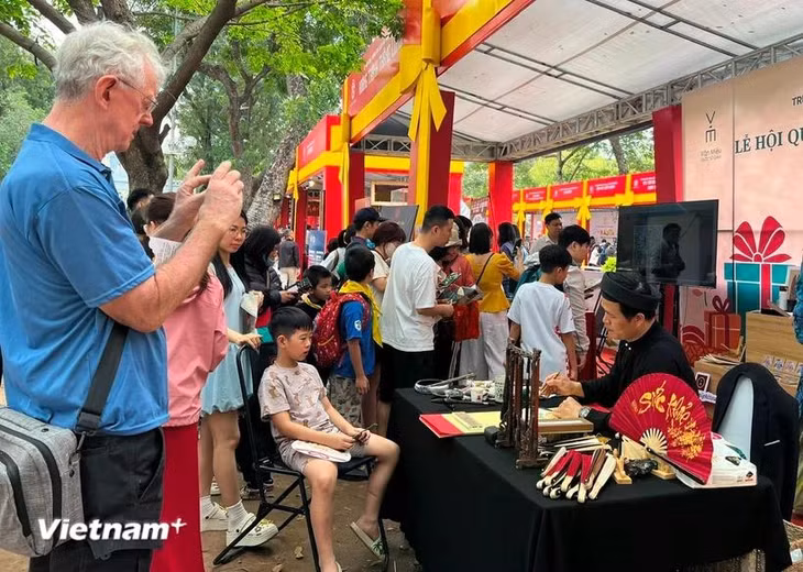 Du khách quốc tế đánh giá cao các sản phẩm du lịch gắn với di sản văn hóa, ẩm thực, làng nghề truyền thống... của Thủ đô. (Ảnh: Mai Mai/Vietnam+)