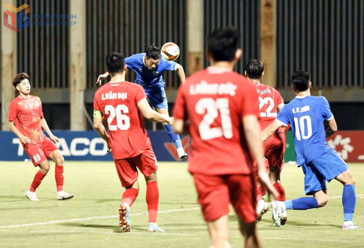 Văn Đức ghi bàn thắng bằng đầu đẹp mắt cho Quảng Ninh FC.