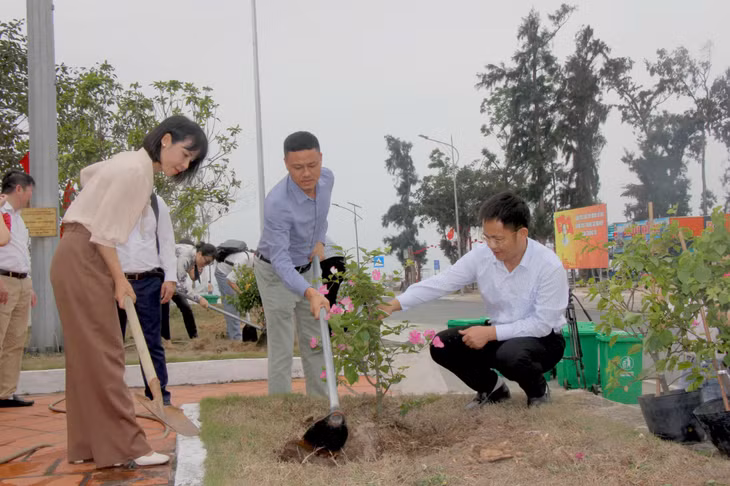 Lãnh đạo Ban Tuyên giáo và Dân vận Tỉnh ủy, Hội Nhà báo cùng các hội viên tham gia trồng cây xanh, tặng bà con đảo Cô Tô.