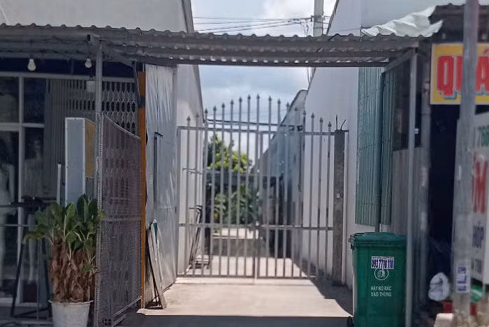 Phía sau cánh cổng sắt là cơ sở giữ trẻ của bà Hồng, hiện đã đóng cửa. Ảnh: E.X