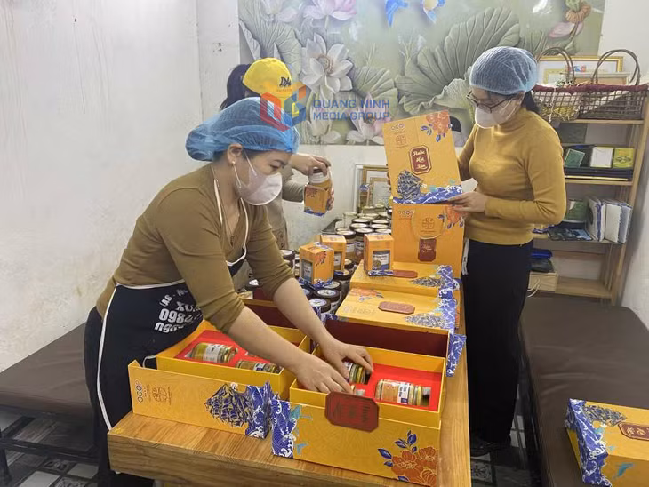 Sản phẩm ruốc của Công ty TNHH Hải sản Vân Đồn được bày bán trên các sàn thương mại điện tử. Ảnh: Ngọc Trâm