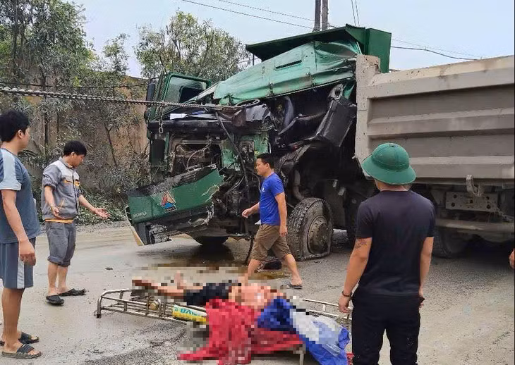 Phần đầu xe tải bẹp dúm, tài xế được đưa ra ngoài trong tình trạng bị thương nặng. (Ảnh: MXH)