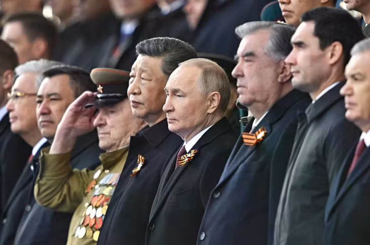 Tổng thống Nga Vladimir Putin, Chủ tịch Trung Quốc Tập Cận Bình và các nhà lãnh đạo quốc tế tham dự buổi lễ.