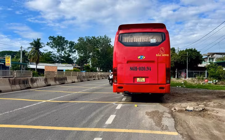 Xe ôtô chở công nhân dừng lại sau va chạm. Ảnh: Duy Tuấn