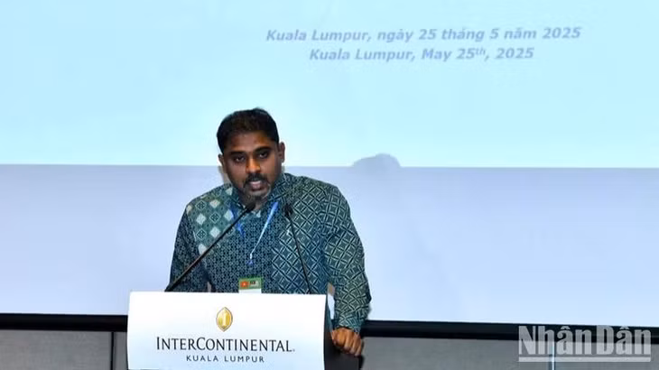 Chủ tịch Phòng Thương mại và Công nghiệp Ấn Độ Kuala Lumpur và Selangor Nivas Ragavan phát biểu ý kiến. (Ảnh: THANH GIANG)