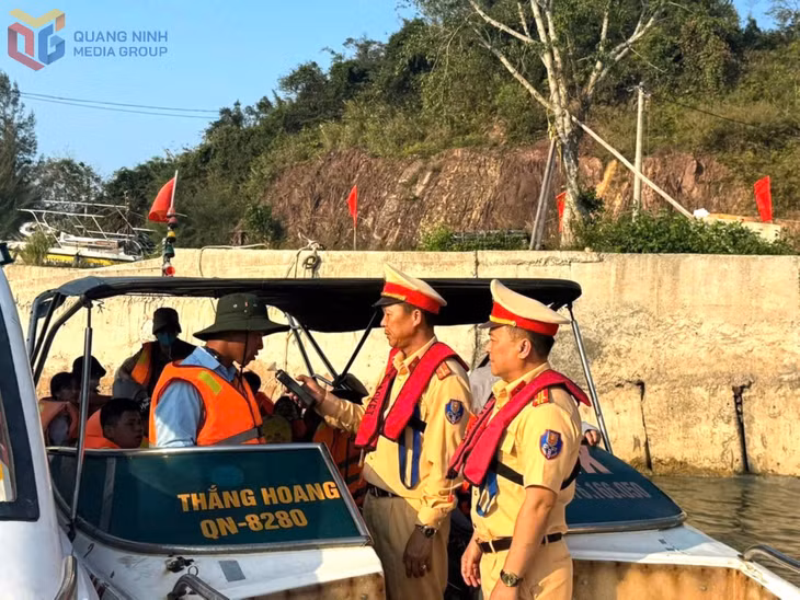 Đội CSGT Đường thủy, Phòng CSGT (Công an tỉnh) kiểm tra việc chấp hành quy định: cấm thuyền trưởng thuyền viên, người làm việc trên các phương tiện thủy sử dụng rượu bia trong ca làm việc.