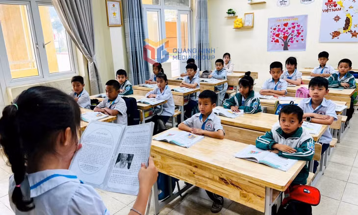 Học sinh lớp 2A1, Trường Tiểu học Đoàn Kết (Vân Đồn) đọc chuyện về Bác Hồ trong phần đọc mở rộng của môn Tiếng Việt. Ảnh: Mạnh Trường