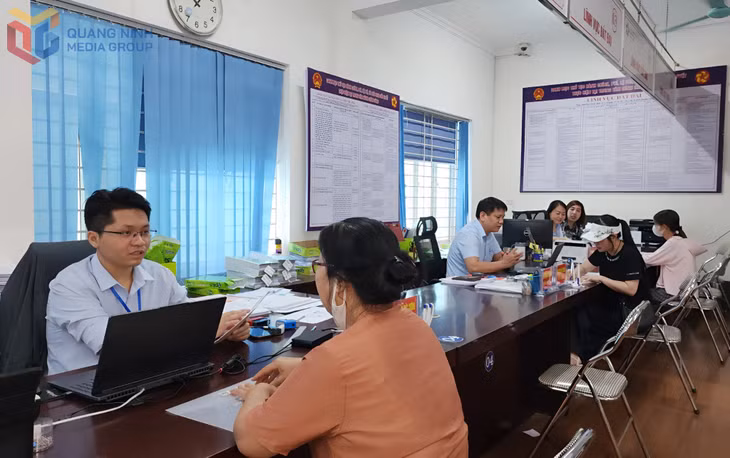 Cán bộ phụ trách TTHC về lĩnh vực đất đai tại Chi nhánh Trung tâm Phục vụ hành chính công TP Uông Bí giải quyết hồ sơ cho người dân.