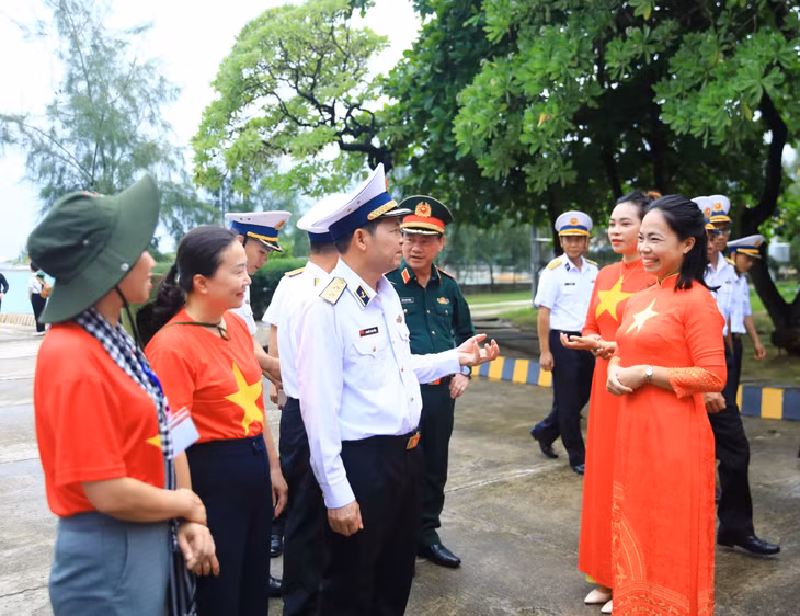 Cán bộ, chiến sĩ và nhân dân đảo Sinh Tồn đón Đoàn công tác với tình cảm nồng ấm.