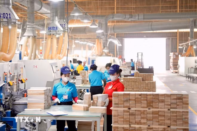 Công ty TNHH Kỹ Nghệ Cửa Ý-Á Châu khởi động sản xuất đầu năm với 1.000 công nhân có mặt đầy đủ tại nhà máy ở thành phố Tân Uyên, Bình Dương. (Ảnh: TTXVN phát)