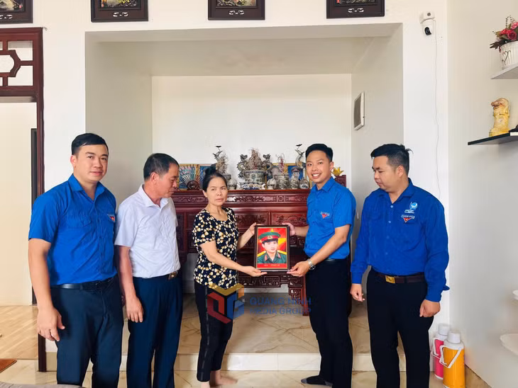 ĐVTN xã Tiên Yên trao di ảnh phục dựng cho gia đình liệt sĩ trên địa bàn. (Ảnh do đơn vị cung cấp)