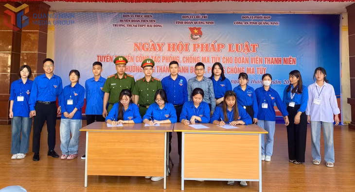 Đại diện đoàn viên thanh niên và học sinh Trường THCS&amp;THPT Hải Đông ký cam kết không vi phạm các tệ nạn xã hội.