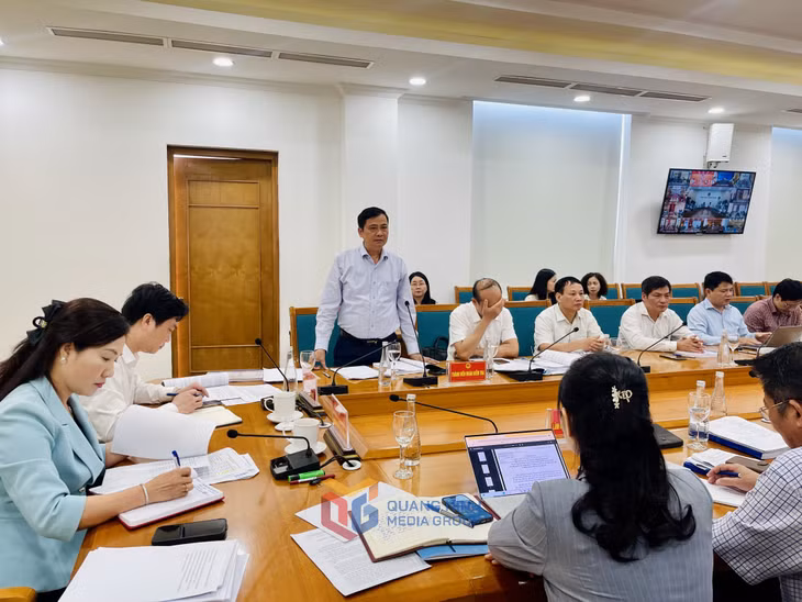 Đại diện Đoàn công tác của Bộ GD&amp;ĐT phát biểu ý kiến tại buổi làm việc.