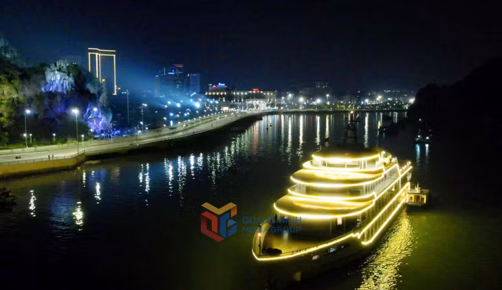 Tàu du lịch 4-5 sao đưa du khách tham quan ven bờ di sản, một sản phẩm góp phần định vị thương hiệu của TP Hạ Long.