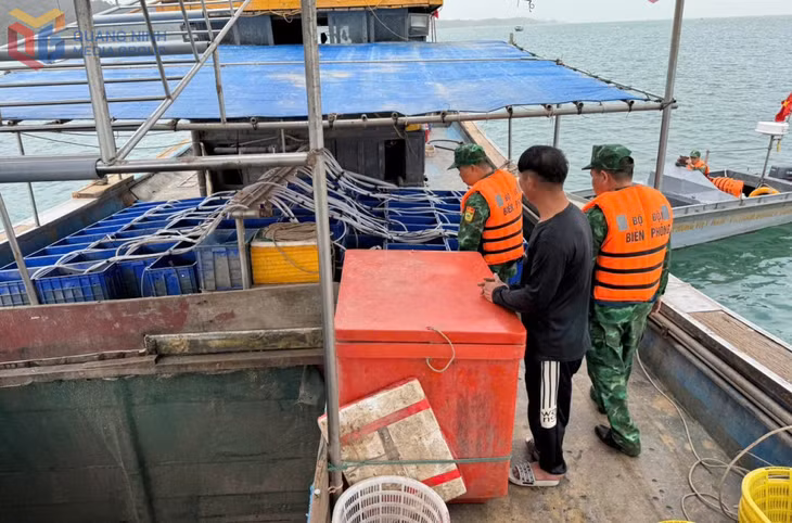 Đội tuần tra kiểm soát, Đồn BP Cửa khẩu cảng Vạn Gia kiểm tra đối với tàu HP-92666-TS vùng biển xã Vĩnh Thực, tháng 4/2025. Ảnh: Đồn BP Cửa khẩu cảng Vạn Gia cung cấp