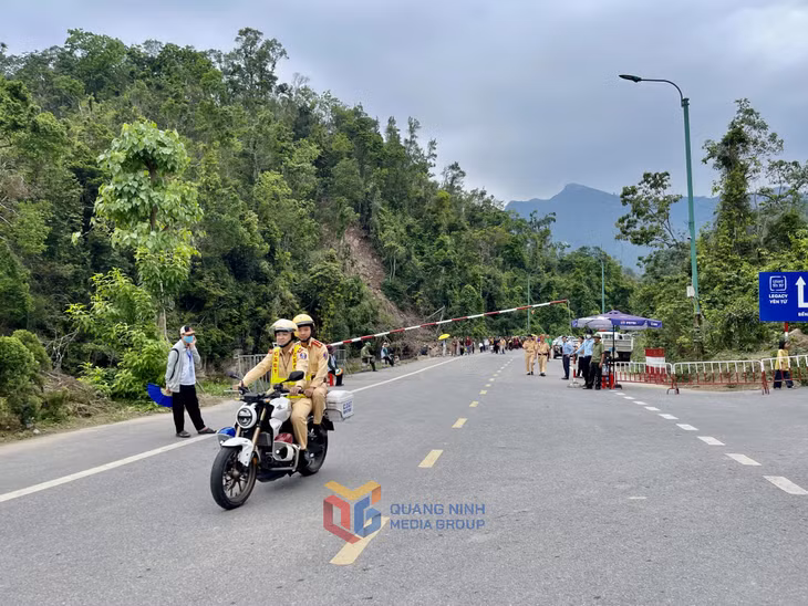 Phòng CSGT Công an tỉnh bố trí 10 xe ô tô chuyên dụng tuần tra liên tục trên các tuyến đường để tuyên truyền, nhắc nhở các phương tiện và nhân dân tuân thủ các quy định về ATGT.