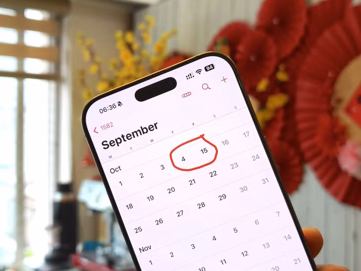 Một "lỗi" thú vị được phát hiện ra trên lịch iPhone, khi tiếp nối ngày 4/10/1582 là ngày 15/10. Ảnh: Tuấn Anh.