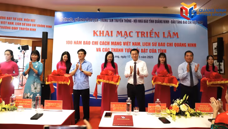 Các đại biểu cắt băng khai mạc Triển lãm.