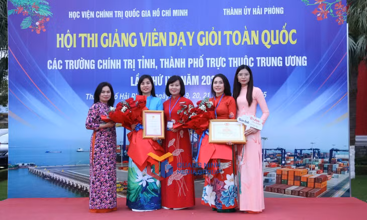 Lãnh đạo, giảng viên Trường Đào tạo cán bộ Nguyễn Văn Cừ, chúc mừng 2 giảng viên đạt thành tích tại hội thi.