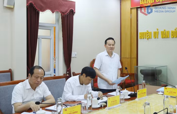 Đồng chí Trương Mạnh Hùng, Bí thư Huyện ủy Vân Đồn, báo cáo tại cuộc làm việc.