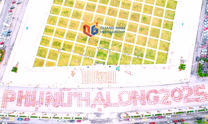 2.025 hội viên Hội Phụ nữ TP Hạ Long tạo hình Cờ đỏ sao vàng và khối chữ "PHỤ NỮ HẠ LONG 2025".