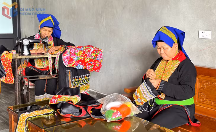 Phụ nữ Dao Thanh Phán chọn những họa tiết gắn bó với lịch sử và sản suất, lao động hàng ngày để thêu lên trang phục.
