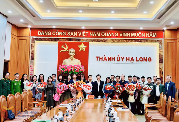 Các đồng chí Ban Thường vụ Thành uỷ tặng hoa 12 đồng chí có đơn xin nghỉ hưu trước tuổi.