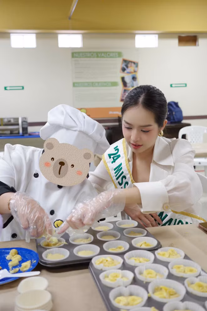 Thanh Thủy làm bánh cùng các em nhỏ thuộc tổ chức FUNDAL. (Ảnh: NVCC)