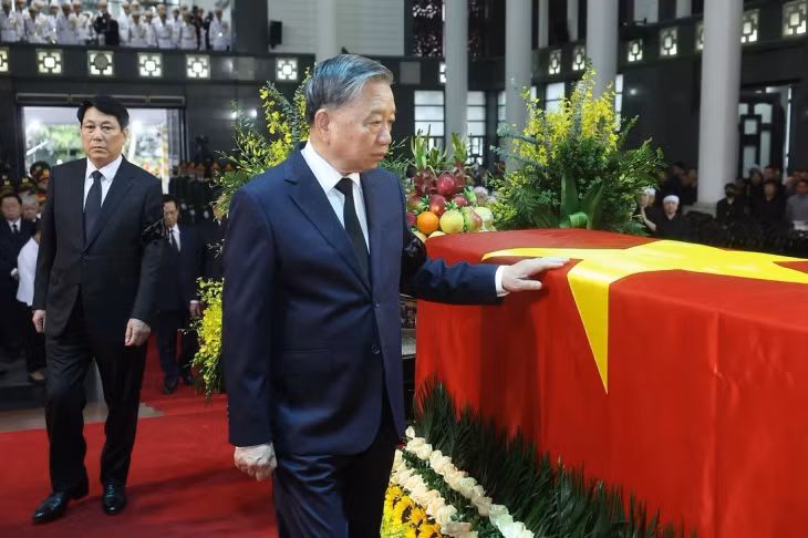 Tổng Bí thư Tô Lâm, Chủ tịch nước Lương Cường cùng các đại biểu đi vòng quanh linh cữu lần cuối, tiễn biệt nguyên Chủ tịch nước Trần Đức Lương - Ảnh: TTXVN