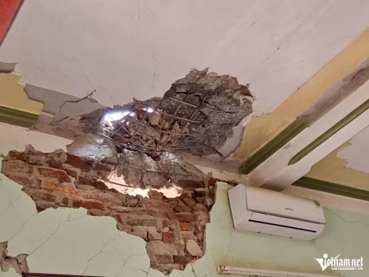 Vết thủng trên trần nhà, nghi là vị trí phát nổ.