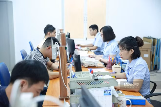 Người lao động làm hồ sơ hưởng trợ cấp thất nghiệp. Ảnh: Hải Nguyễn