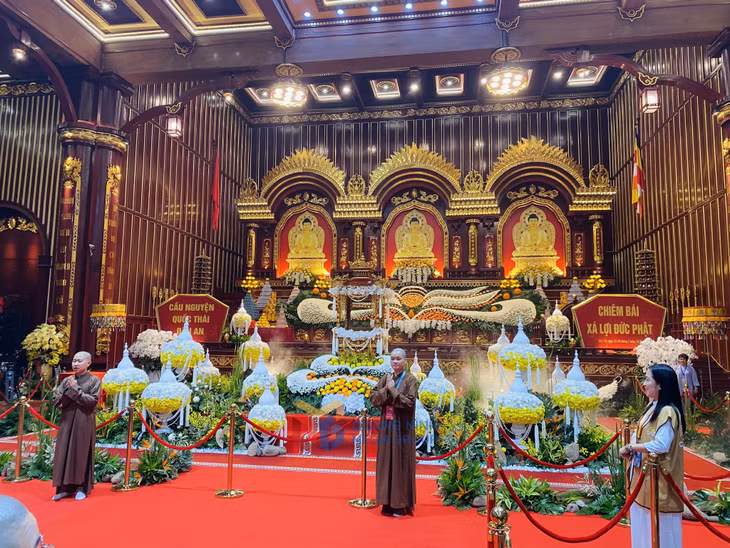 Người dân Quảng Ninh cùng các phật tử từ nhiều tỉnh thành, thành kính chuẩn bị các nghi thức, chờ cung nghinh, đón rước xá lợi Đức Phật.